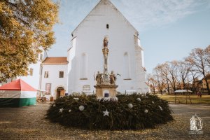 Templom külső - élet a Szűzanya szobor körül